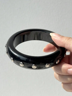 HUANZHI Black and White Irregular Resin Bracelet with Bold, Trendy Design Unique Punk-Style Silver Rivet Clasp Women's Jewelry
