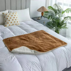 Soft Flannel Pet Blanket Waterproof Splash Resistant Comfortable Blanket for Pet and Couple